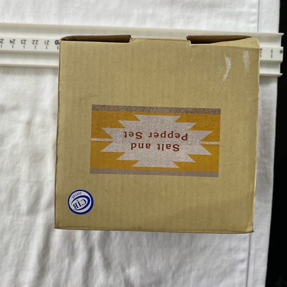 Cracker Barrel Salt & Pepper SET - Picture 2 of 4